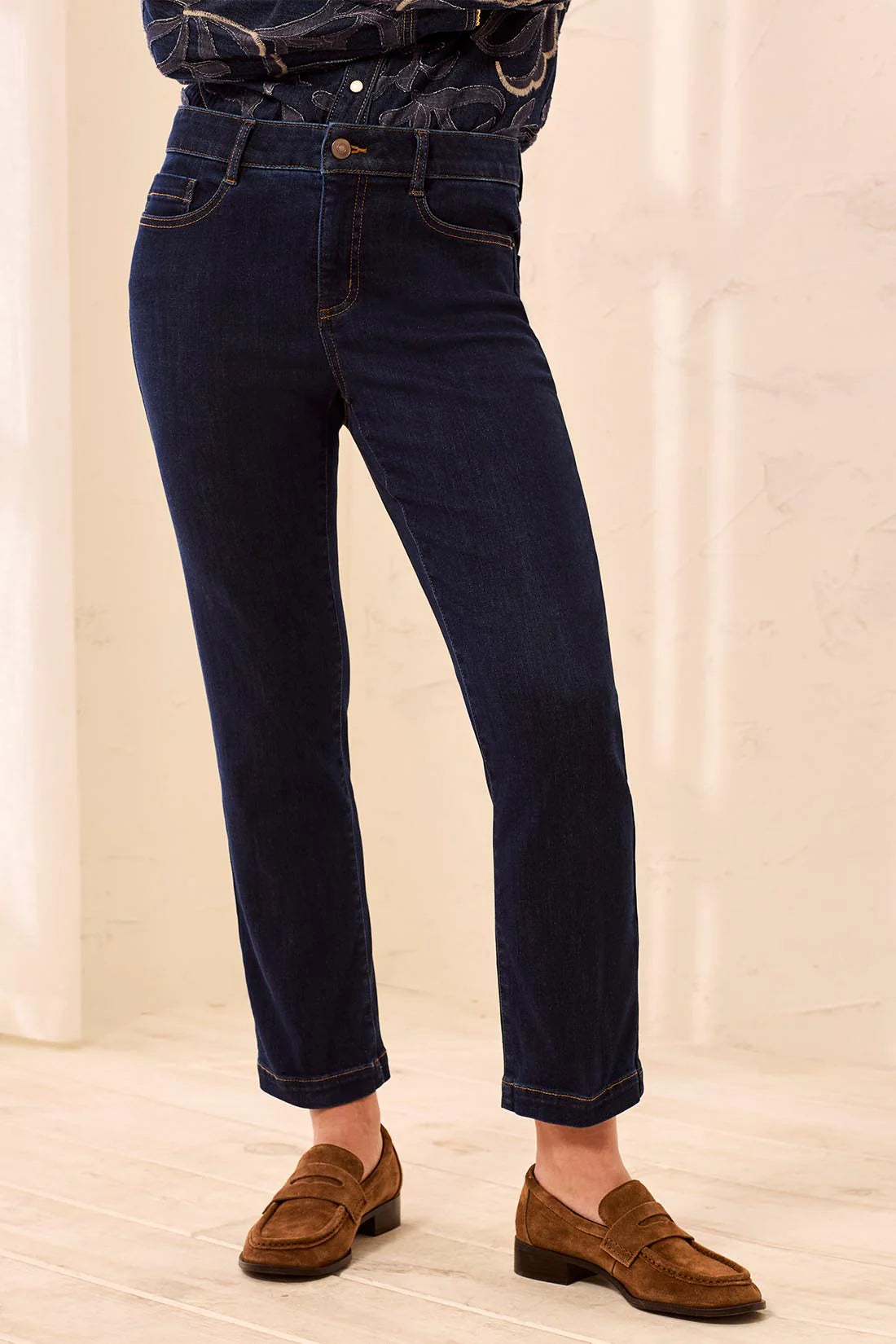 Audrey Hugging Crop Straight Jean