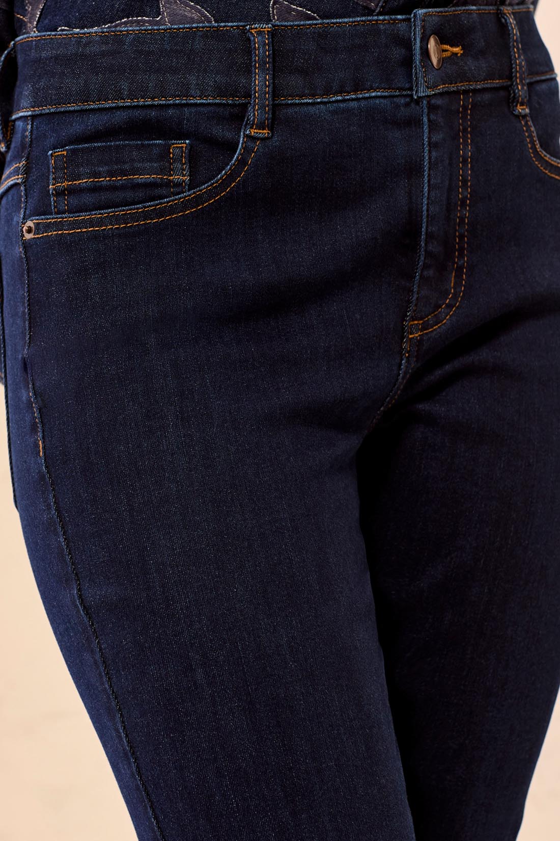 Audrey Hugging Crop Straight Jean